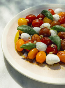 Salade de tomates cerises mélangées poêlées