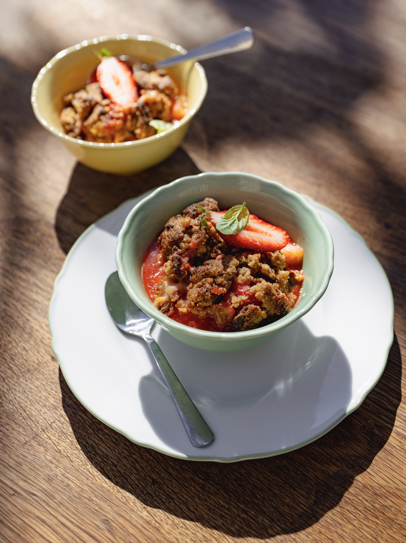 Crumble fraises, pomme, rhubarbe et spéculoos