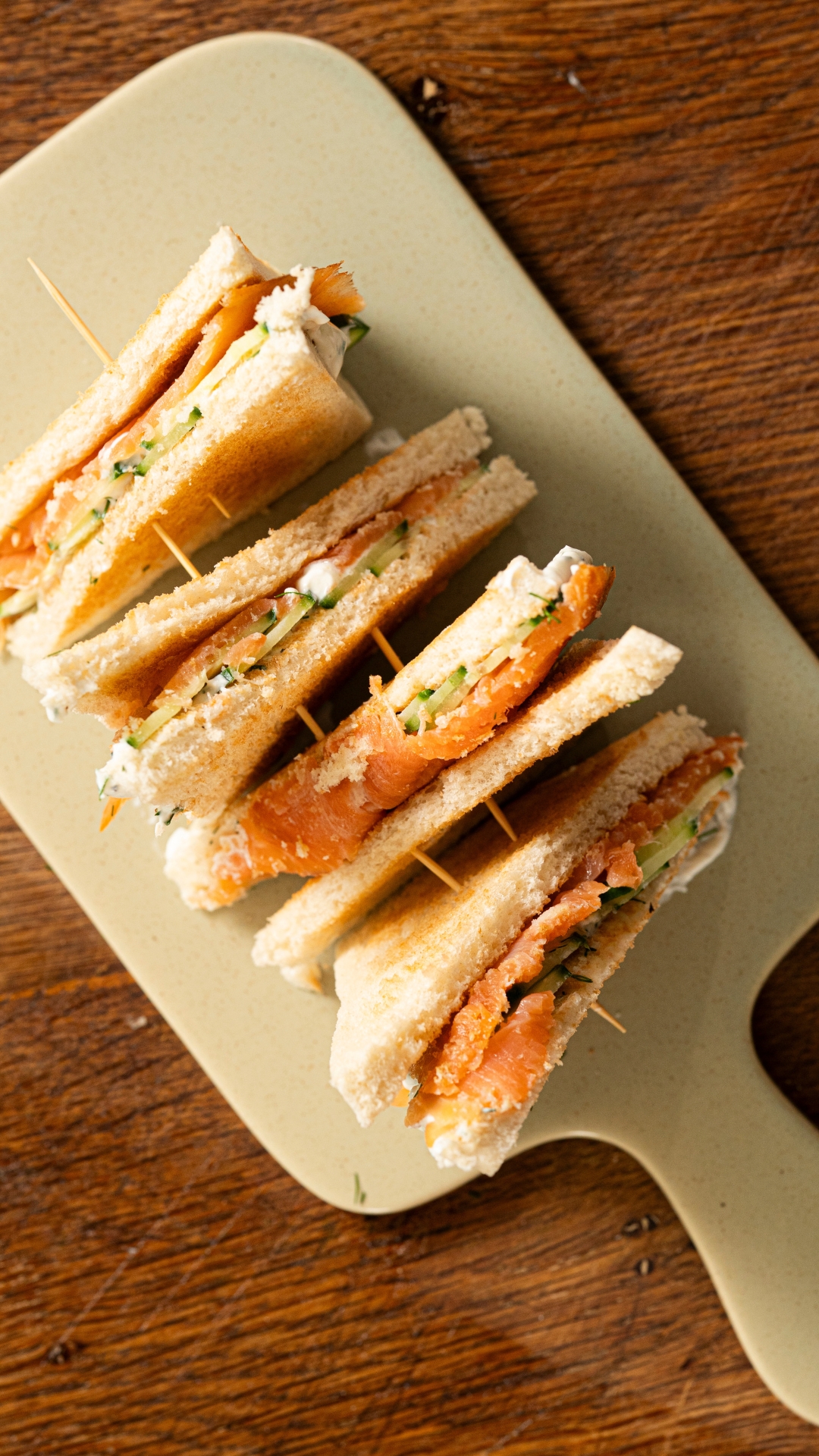 Club sandwich concombre, saumon, herbes fraîches
