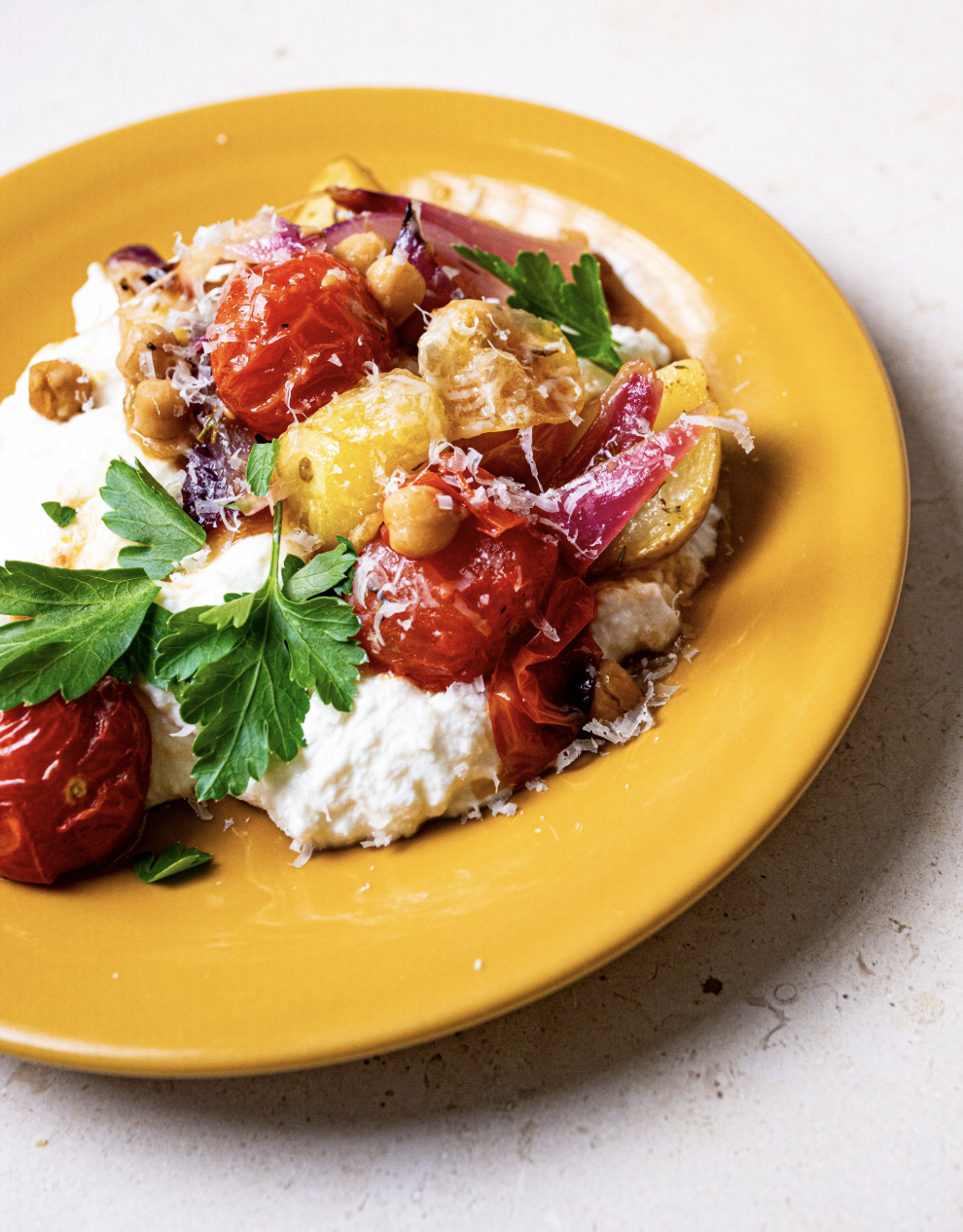 Tomates cerises et pommes de terre rôties sur lit de ricotta fouettée